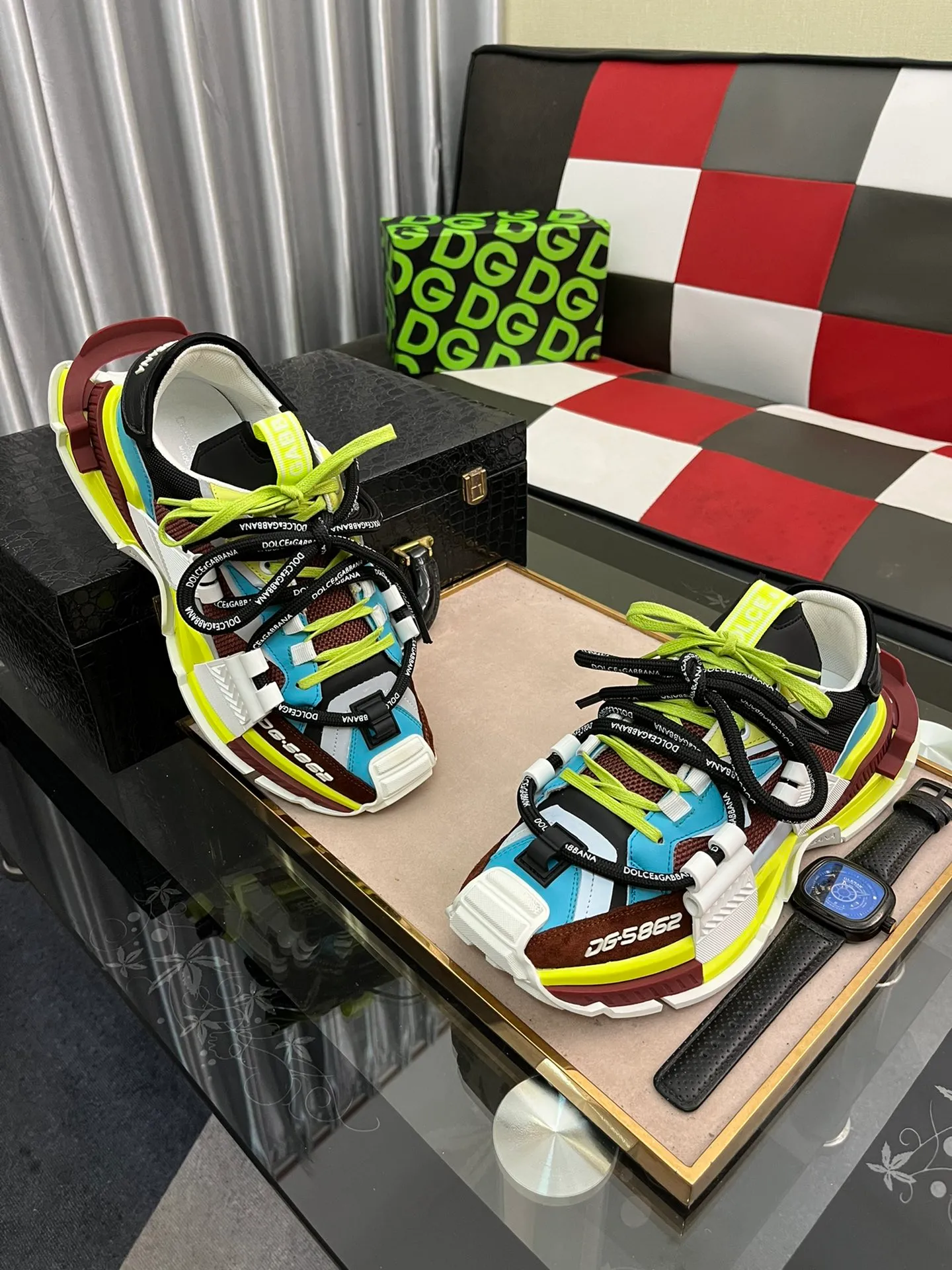 Ex-factory price 680⌚️⌚️Dolce&Gabbana Dolce & Gabbana space series D&G dad shoes, casual sports shoes for couples, original purchase, development and production. The DG TOGETHER series is designed with the new generation of young people, the source of inspiration from the brand DNA’s modern perspective, as the starting point for design. Brand new Space calfskin and suede leather sneakers, embellished with technical fabric details, 3M reflective leather splicing, integrating the iconic elements of the brand's two major series: the cool silhouette of the Daymaster series and the smart temperament of the NS1 series. Exquisitely packaged at the delivery counter🛍📦 ▪️ Fabric: Original customized cowhide + technical mesh ▪️ Lining: imported terry velvet ▪️ Sole: original molded multi-material combination ▪️ Bottom thickness: 5CM ▪️ Size: Women's 35-40 / Men's 38-46